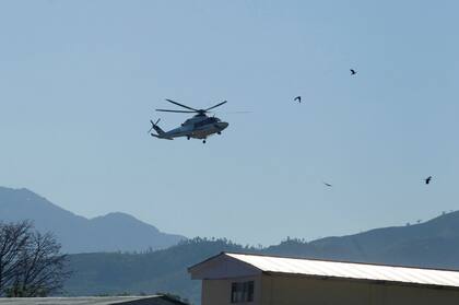 El helicóptero que transporta a Malala se prepara para aterrizar en Mingora en el valle del Swat