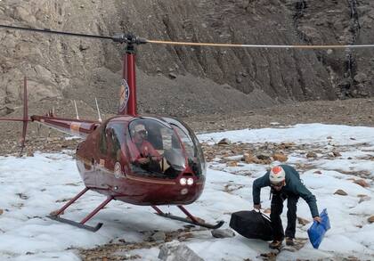 El helicóptero Robinson R44 cuando desciende en el campamento Niponino para iniciar la evacuación de las montañistas