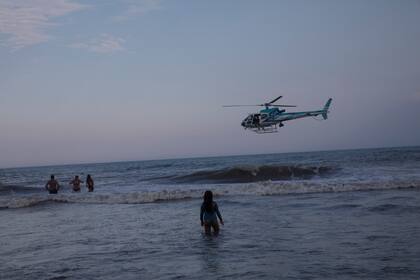 El helicóptero sobre la costa de Cariló, el domingo