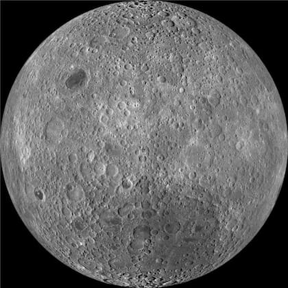 El hemisferio oculto de la Luna tiene una corteza más gruesa y muchos más cráteres que su cara más conocida