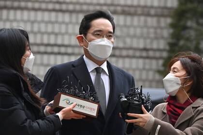El heredero del Grupo Samsung, Lee Jae- yong, llega a un tribunal en Seúl, Corea del Sur, hoy