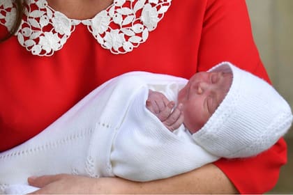 El heredero, en brazos de su madre, Kate Middleton. FOTO: AP