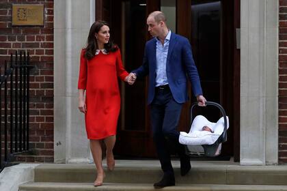 El heredero, en el portabebé que lleva su padre, el príncipe Guillermo de Inglaterra. FOTO: Reuters