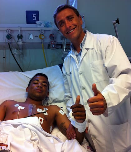 El herido en recuperación junto al médico cirujano Marcelo Nahin