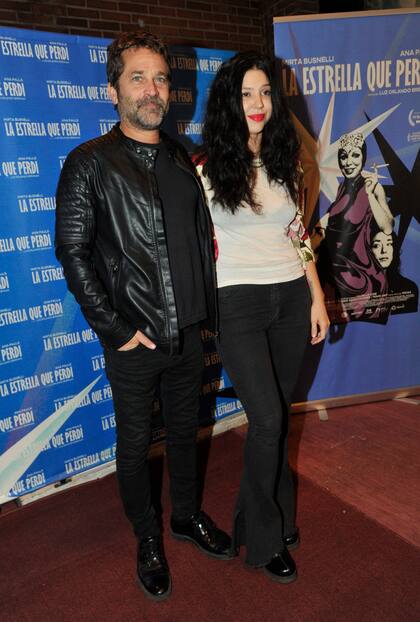 El hermano de Anita, Nicolás Pauls también quiso compartir este buen momento familiar, y acudió a la cita con su novia, Catalina Morano, hija de María Carámbula