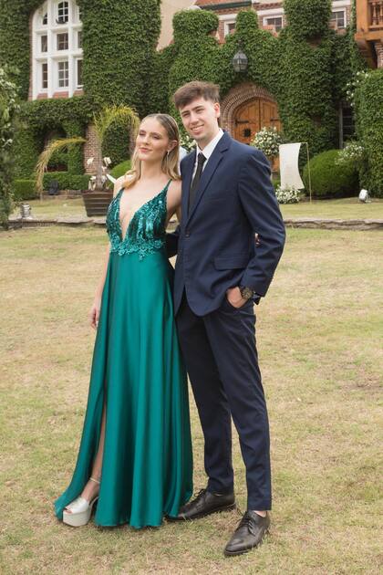 El hermano de la novia, Juan Segundo, junto a su novia Valentina Sclavi.