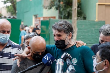 El hermano de la víctima (a la derecha de la imagen) se quebró al hablar ante los medios de comunicación