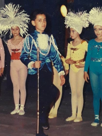 El hermano del bailarín facilitó a LA NACION esta foto de un festival de fin de año de la academia de danzas de su madre; "Él es mi mejor amigo", dice Edgardo sobre Cristian