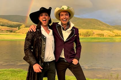 El hermano del multimillonario Elon Musk, Kimbal Musk, junto a un amigo