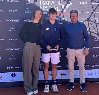 El hermano menor de Carlos Alcaraz, Jaime, junto con sus padres, Virginia y Carlos