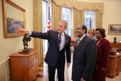 El héroe que inspiró la película Hotel Rwanda, Paul Rusesabagina, junto al expresidente norteamericano George W. Bush