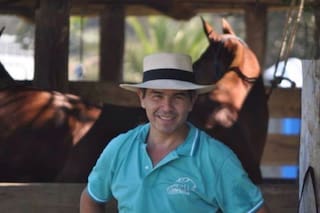 Pasó de trabajar en una inmobiliaria a atender los caballos de los mejores polistas del mundo