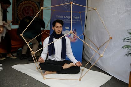 El hexaedro se usa para crear un campo energético armonizador para la meditación. 