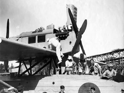 El hidroavion Plus Ultra en la Dársena Sur