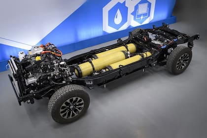 El hidrógeno se almacena en tres tanques de alta presión, cada uno de 2,6 kg, montados dentro del chasis de bastidor
