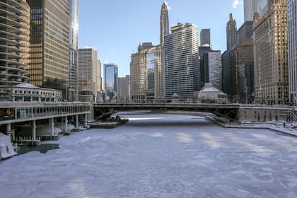 El hielo cubre el río Chicago el miércoles 30 de enero de 2019, en Chicago. Un vórtice polar cubrió el medio oeste estadounidense con temperaturas récord que provocaron el cierre generalizado de escuelas y empresas.