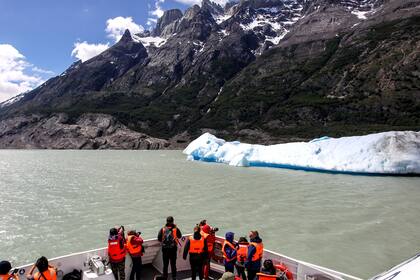 El hielo flota sobre el lago Grey, en el Parque Nacional Torres del Paine