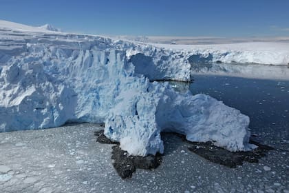 El hielo marino se forma en el invierno del continente (de marzo a octubre) antes de derretirse en gran medida en verano, y es parte de un sistema interconectado que también consta de icebergs, hielo terrestre y enormes plataformas de hielo: extensiones flotantes de hielo terrestre que sobresalen de la costa.