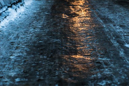 El hielo negro puede formarse en todo tipo de superficies, especialmente carreteras, aceras y caminos de acceso