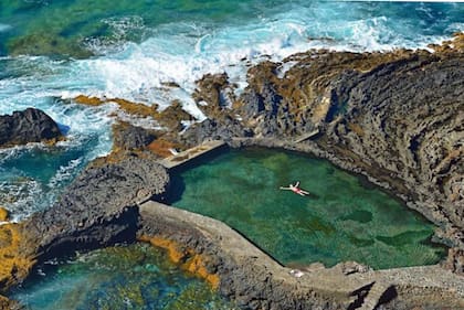 La isla alberga piscinas naturales de roca volcánica protegidas de las poderosas corrientes oceánicas.