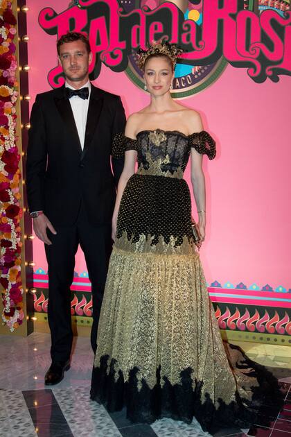 El hijo de Carolina, Pierre Casiraghi, y su mujer, Beatrice Borromeo, fueron los primeros en llegar al evento. De escote halter, el vestido negro con detalles de tul de Dior (colección Crucero 2023), la aristócrata italiana causó sensación. La llamativa diadema con flores beige y negras, los pendientes de oro blanco, diamantes amarillos y blancos y los anillos, también eran de Dior.