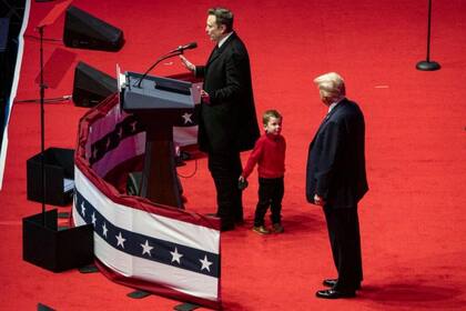 El hijo de Elon Musk mira al Presidente Trump mientras su papá da un discurso