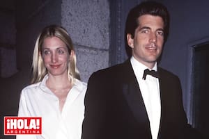 El hijo de JFK y su mujer, una de las más elegantes de aquel momento, formaron la pareja it de Nueva York. Murieron juntos en 1999 en un accidente de avión.