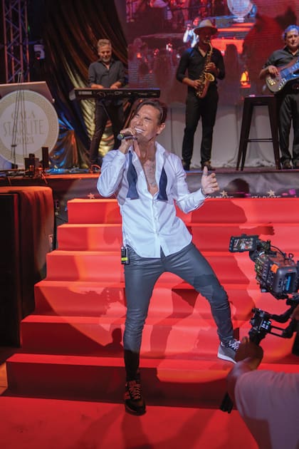 El hijo de Julio Iglesias e Isabel Preysler, Julio Iglesias Jr, dio un show que hizo bailar a todos.