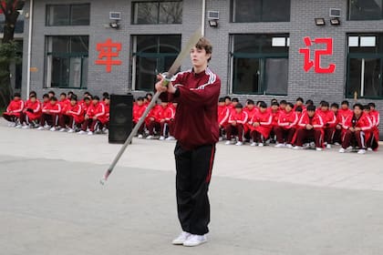 El hijo de Kalina de Bulgaria realiza una exhibición con un pudao, una espada ancha, ante otros discípulos de la academia