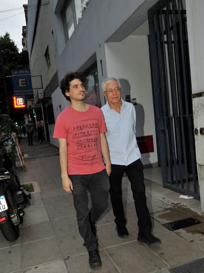 El hijo de la actriz, Sasha Brenner, en su llegada a la casa velatoria del barrio de Palermo