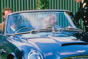 El hijo de la reina Isabel II, en 1976, con una de sus novias a bordo del Aston Martin: la aristócrata Davina Sheffield, hija del empresario millonario Lord McGowan.