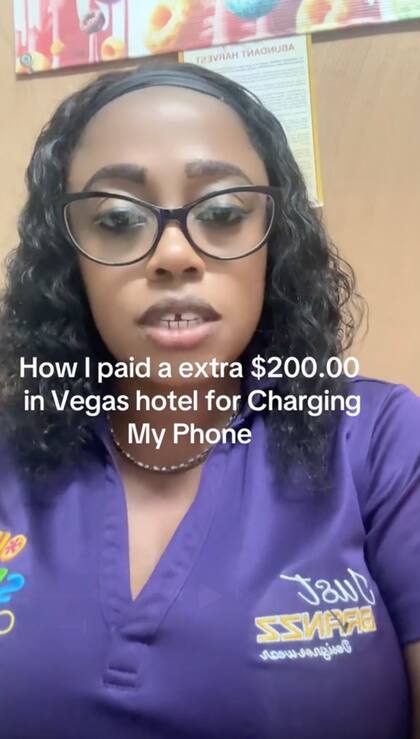 El hijo de la turista desconectó una bandeja que funcionaba como minibar, y le cobraron 56 dólares por cada noche que permaneció desconectada