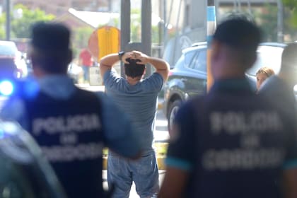 El hijo de la víctima rodeado de policías