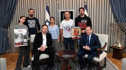 El hijo de Lior, Nadav Rudaeff (arriba a la derecha), en noviembre pasado, en su reunión con Elon Musk