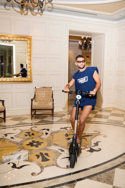 El hijo de Martín Redrado en su monopatín en el hall del edificio de un
amigo.
