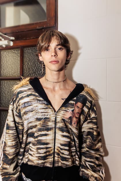 El hijo de Ricardo Fort desfiló para Bullbenny y luego se mostró en el backstage con una chaqueta animal print, en homenaje a su padre