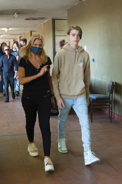 El hijo de Ricardo Fort junto a su tutora, Marisa López, en el cementerio. Atrás caminan su hermana Marta, Eduardo Fort y el abogado César Carroza.