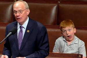 El hijo de un congresista de Tennessee se llevó todas las miradas mientras su padre daba un importante discurso