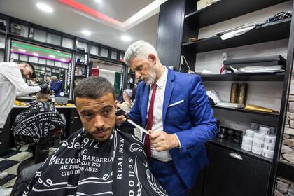 El hijo de un peluquero de barrio que terminó peinando a Leo Messi.