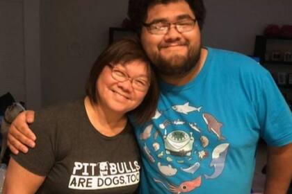 El hijo de Valerie sigue los pasos de su madre y estudia enfermería y en la plataforma GoFundMe la gente colabora para que el muchacho, que fue criado solo por su mamá, pueda pagar su universidad