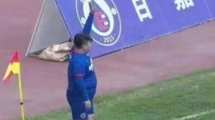 El hijo del dueño del club chino, que juega por imposición al entrenador