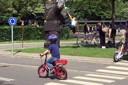 El hijo mayor de paseo.