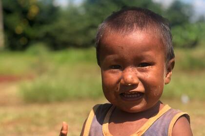 El hijo mayor de Hugo se divierte jugando con la naturaleza