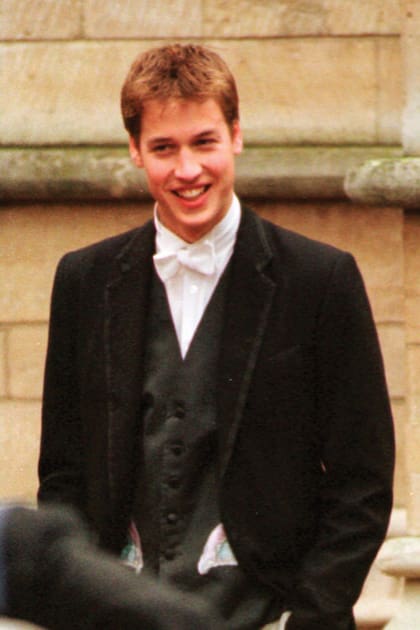El hijo mayor del rey Carlos III a la salida de la capilla del famoso colegio, en junio de 2000.