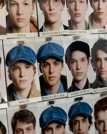 El hijo modelo de Valeria Mazza compartió su emoción por ser parte de la elite de la moda internacional. "¡Vamosss! Muy contento de estar acá y, además, sintiéndome como un Peaky blinder mate", marcó, haciendo alusión a la serie protagonizada por Cillian Murphy