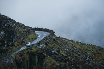 El Hill Start Assist mantiene el vehículo frenado automáticamente durante unos segundos después de soltar el freno