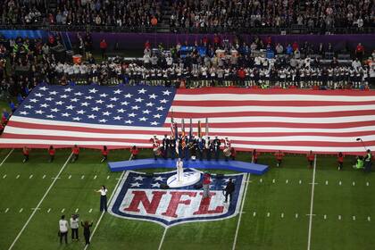 El himno nacional antes del Super Bowl entre los New England Patriots y los Philadelphia Eagles