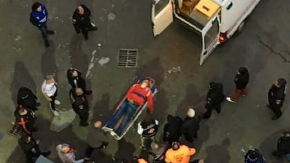 El hincha de River, trasladado en ambulancia