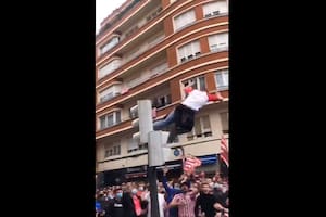 Copa del Rey: Internaron al hincha del Bilbao que se arrojó desde un semáforo