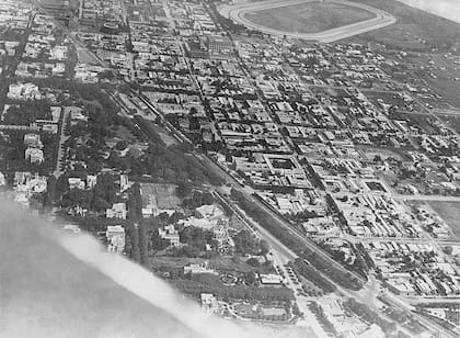 El Hipódromo de Belgrano en una fotografía aérea de Borra y Broszeit.